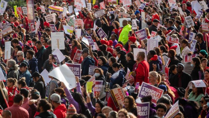 Maestros en California impulsan huelgas por mejores sueldos y condiciones laborales